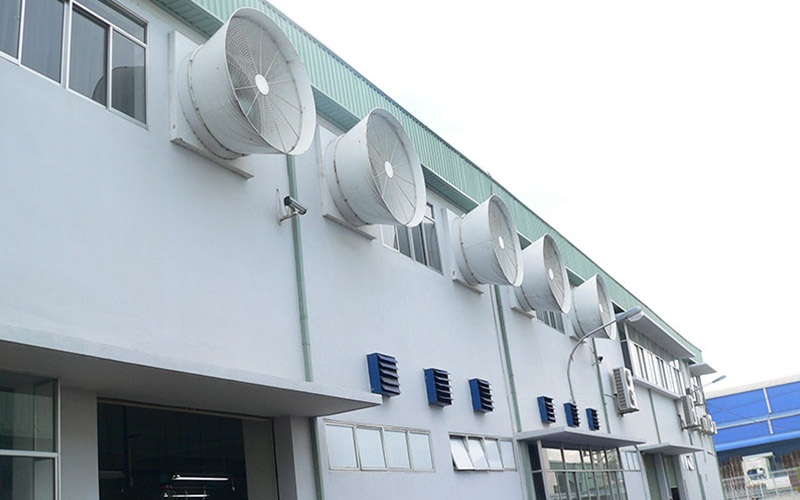 Tùy thuộc vào công năng sử dụng và kiến trúc của kho bãi, các kỹ sư cơ điện M&E sẽ quyết định những hệ thống thông gió nào được sử dụng để giảm độ độc hại trong không khí 