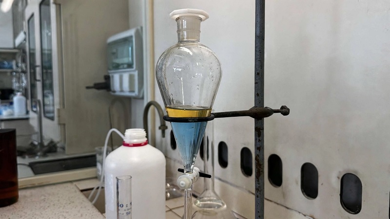 Ethyl Acetate được sử dụng trong kỹ thuật chiết lỏng lỏng Chiết lỏng lỏng bằng phễu chiết ứng dụng Ethyl Acetate trong phòng thí nghiệm