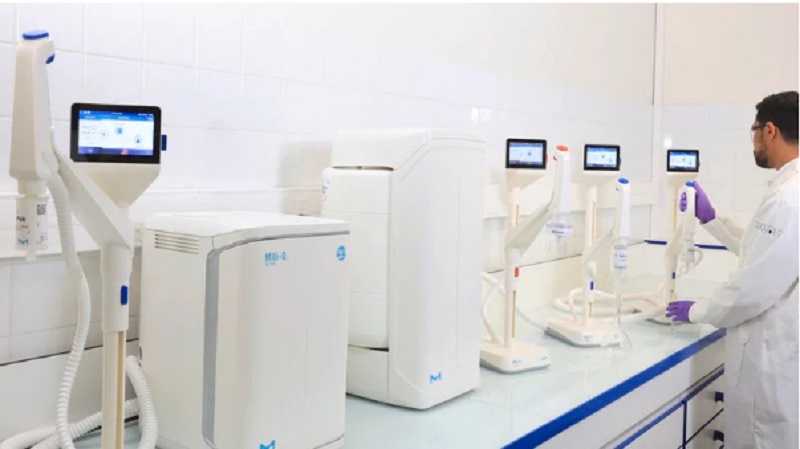 Không gian lắp đặt thực tế của hệ thống máy lọc nước phòng thí nghiệm Milli-Q® IQ 7015 (Mã SP: ZIQ7015T0C) với đầy đủ bộ tinh sạch chính, bồn chứa và các cánh tay phân phối POD thông minh. 