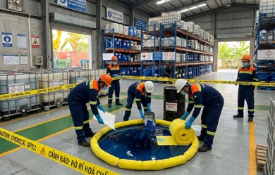 Cách Xử Lý Sự Cố Tràn Đổ Hóa Chất Trong Nhà Máy An Toàn
